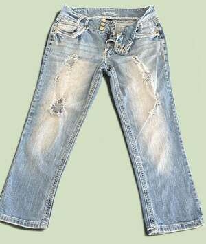 Amethyst Jeans Women's Distressed Low Rise Blue Denim Capri Pants Size 11